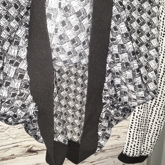 3/$25 Reitmans long sleeve Black & White long sleeve top. - Picture 3 of 3